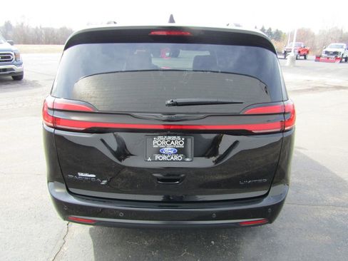 Used 2025 Chrysler Pacifica Limited FWD image 7