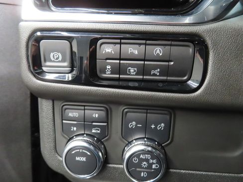Used 2025 GMC Yukon XL Denali w/ Sun & Power Step Package AWD/4WD image 51