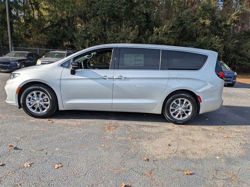 New 2026 Chrysler Pacifica Limited image 6
