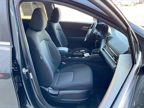 Certified 2025 Kia Sportage LX image 7