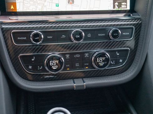 Used 2022 Bentley Bentayga image 20