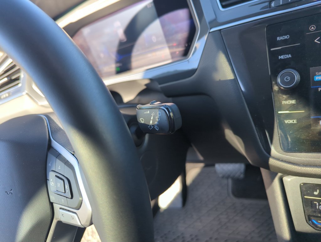 Used 2023 Volkswagen Tiguan SE w/ Panoramic Sunroof Package FWD image 22