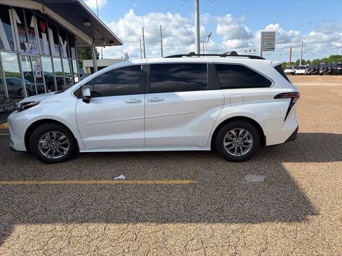 Used 2024 Toyota Sienna XLE FWD image 8