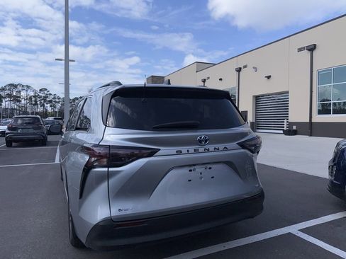 Used 2025 Toyota Sienna XLE image 3