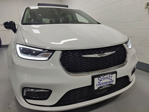 Used 2024 Chrysler Pacifica Limited image 2