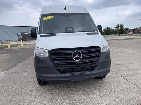 Used 2025 Mercedes-Benz Sprinter 2500 image 6