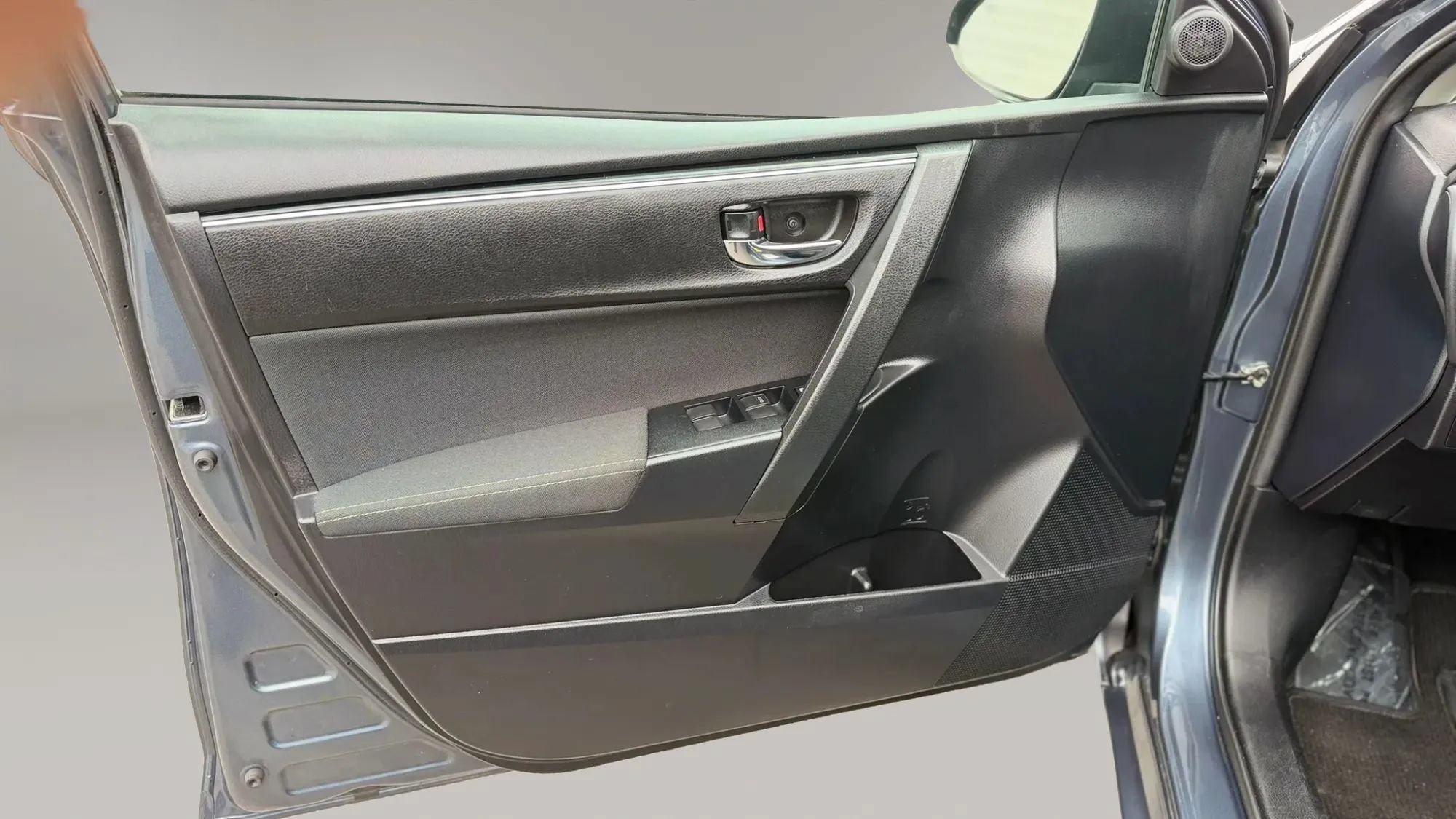 Used 2017 Toyota Corolla LE w/ Carpet Mat Package (TMS) FWD image 9