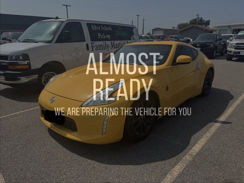 Used 2017 Nissan 370Z Coupe RWD image 2
