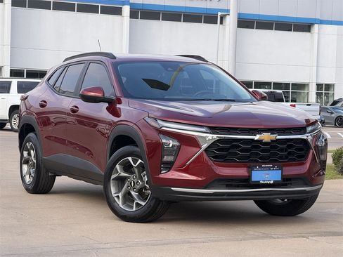 Used 2025 Chevrolet Trax LT w/ LT Convenience Package image 2