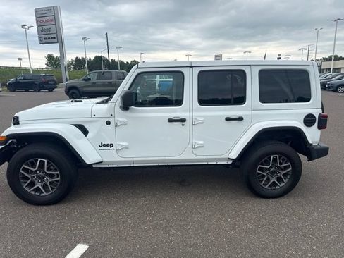 Used 2025 Jeep Wrangler Unlimited Sahara AWD/4WD image 5