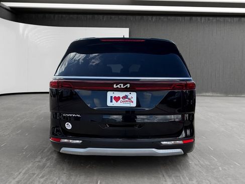Used 2023 Kia Carnival LX FWD image 4