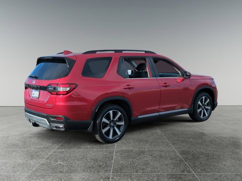 Used 2024 Honda Pilot Touring image 5