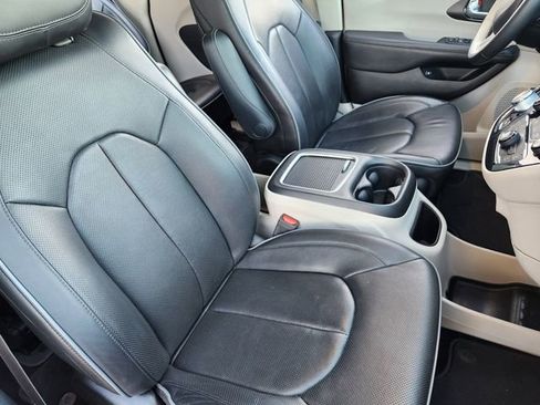 Certified 2020 Chrysler Pacifica Limited w/ Advanced Safetytec Group image 14