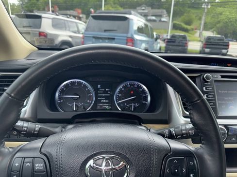 Certified 2019 Toyota Highlander XLE AWD/4WD image 4