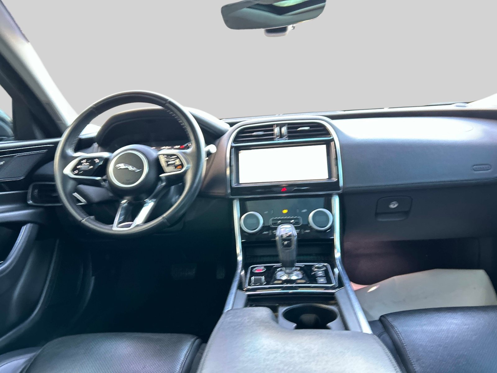 Used 2020 Jaguar XE S RWD image 14
