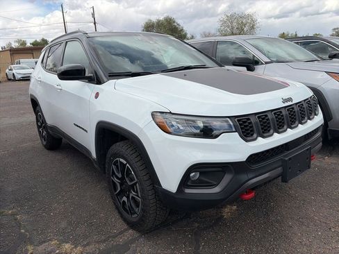 Used 2025 Jeep Compass Trailhawk AWD/4WD image 2
