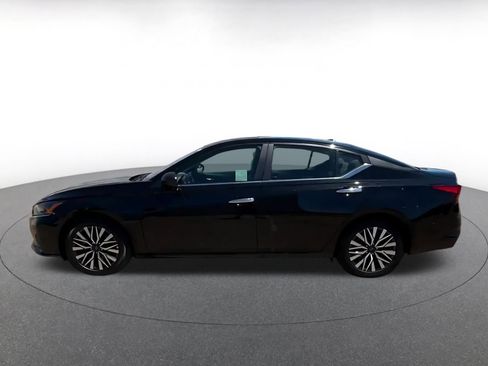 Used 2025 Nissan Altima 2.5 SV FWD image 9