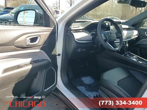 New 2025 Jeep Compass Latitude image 14