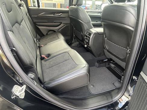 New 2025 Jeep Grand Cherokee Altitude image 19