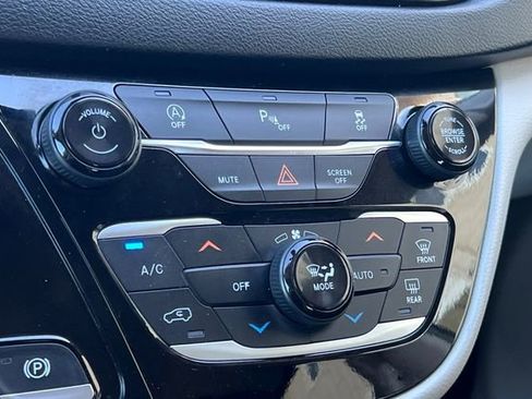 Used 2020 Chrysler Pacifica Touring-L image 24