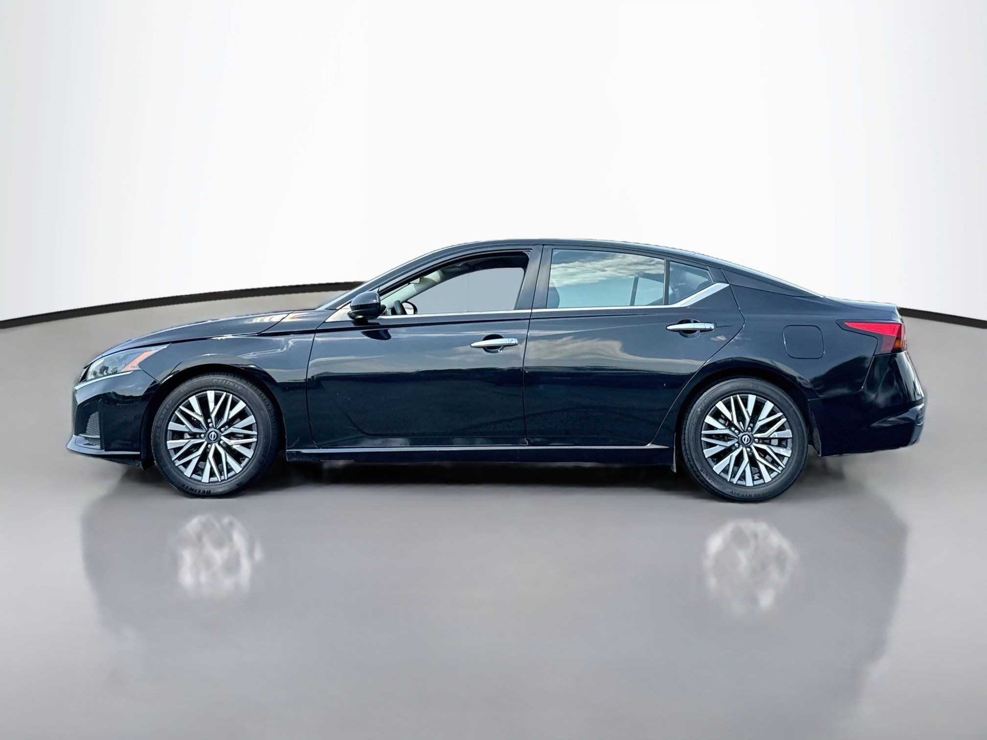 Used 2023 Nissan Altima 2.5 SV FWD image 4