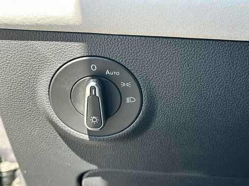 Used 2025 Volkswagen Taos SE image 27