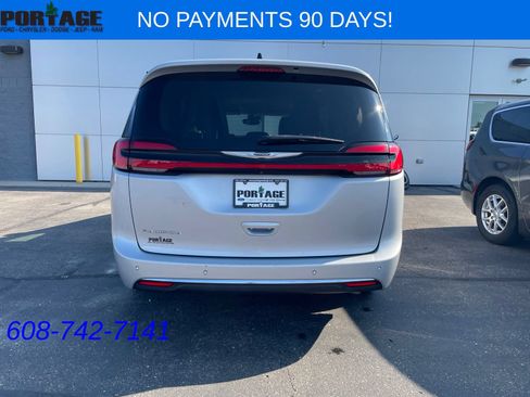 Used 2023 Chrysler Pacifica Touring-L FWD image 5