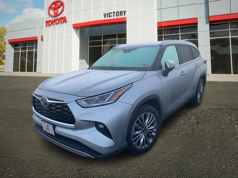 Used 2023 Toyota Highlander Platinum image 3
