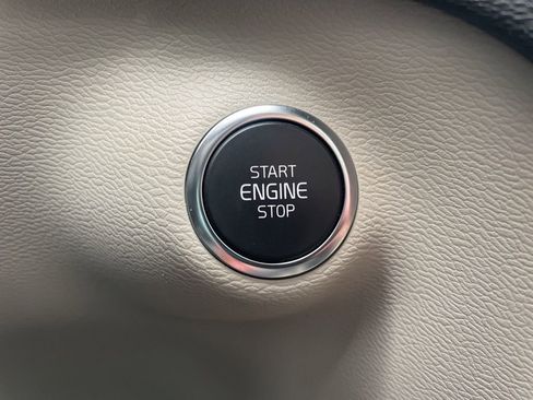 Used 2020 Volvo XC40 T5 Momentum image 34