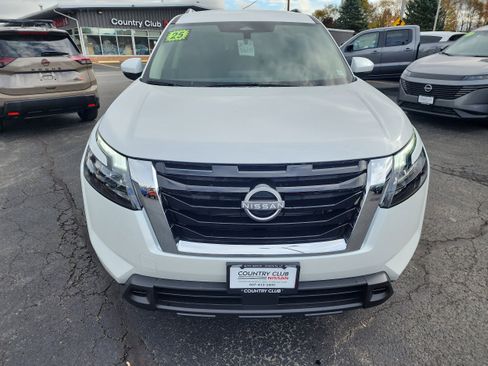New 2025 Nissan Pathfinder SV image 3