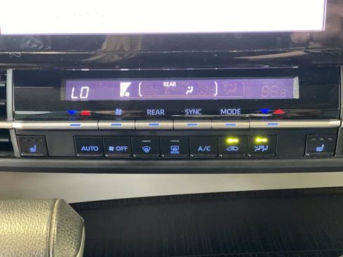 Used 2021 Toyota Sienna XLE FWD image 21