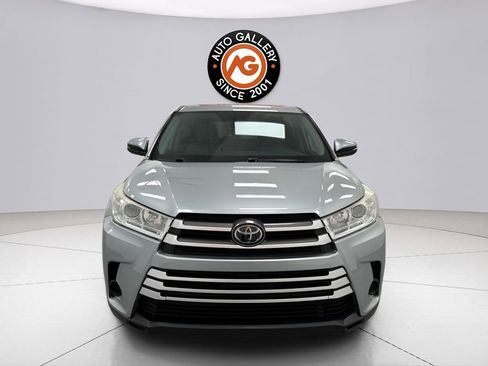 Used 2018 Toyota Highlander LE image 2