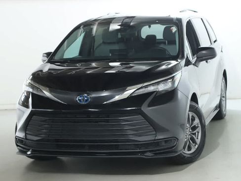 Certified 2025 Toyota Sienna LE AWD/4WD image 3