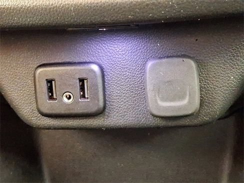 Used 2022 Chevrolet Traverse LT image 25