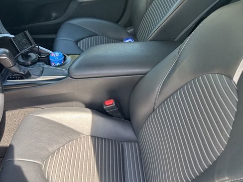 Used 2018 Toyota Camry SE image 5