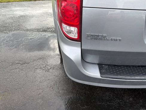Used 2019 Dodge Grand Caravan SE FWD image 4