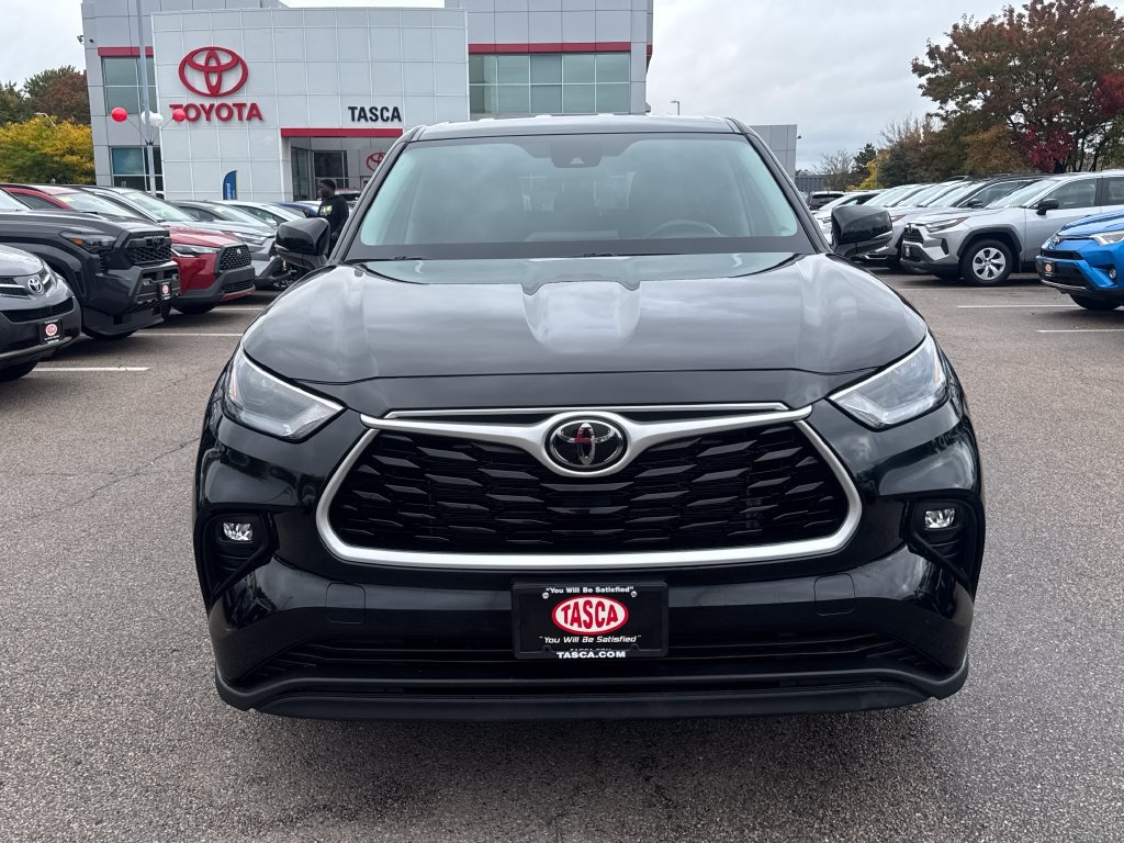 Used 2023 Toyota Highlander LE FWD image 2