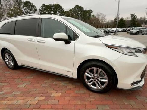 Used 2021 Toyota Sienna Limited image 3