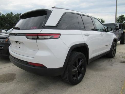Used 2023 Jeep Grand Cherokee Altitude AWD/4WD image 4