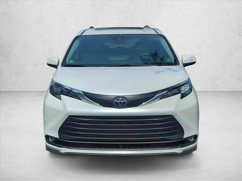 Used 2026 Toyota Sienna XLE FWD image 2