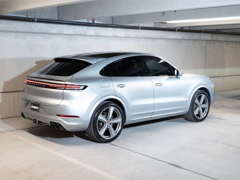 Certified 2024 Porsche Cayenne Coupe AWD/4WD image 9