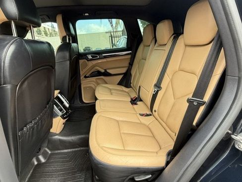 Used 2017 Porsche Cayenne w/ Premium Plus Package AWD/4WD image 12