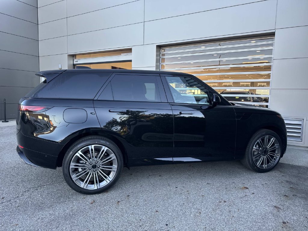 New 2027 Land Rover Range Rover Sport Dynamic SE AWD/4WD image 8
