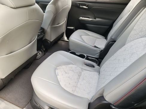 Used 2023 Toyota Highlander Bronze Edition FWD image 20