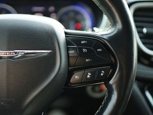 Used 2021 Chrysler Pacifica Touring w/ Uconnect Theater Family Group image 22