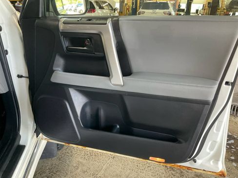 Used 2013 Toyota 4Runner SR5 w/ Premium Pkg w/3rd Row Seat AWD/4WD image 18