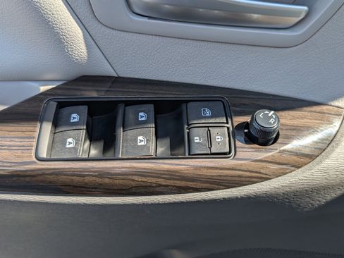 Used 2015 Toyota Sienna XLE image 22