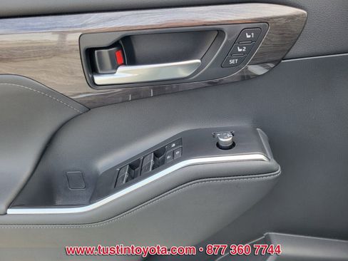 Used 2023 Toyota Highlander Limited FWD image 19