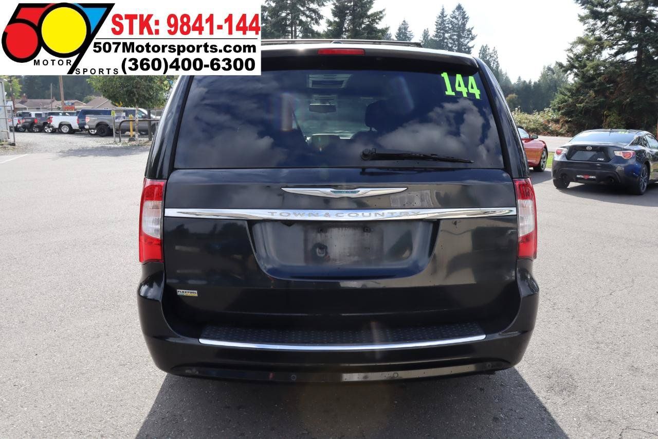 Used 2014 Chrysler Town & Country Touring-L FWD image 6