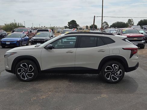 Used 2026 Chevrolet Trax RS w/ Sunroof Package FWD image 2